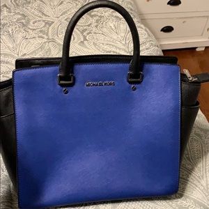 Michael Kors pocket book